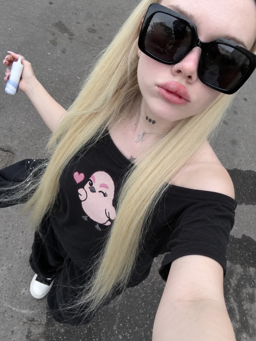 Modelo con camiseta negra Aweba de cuello barco