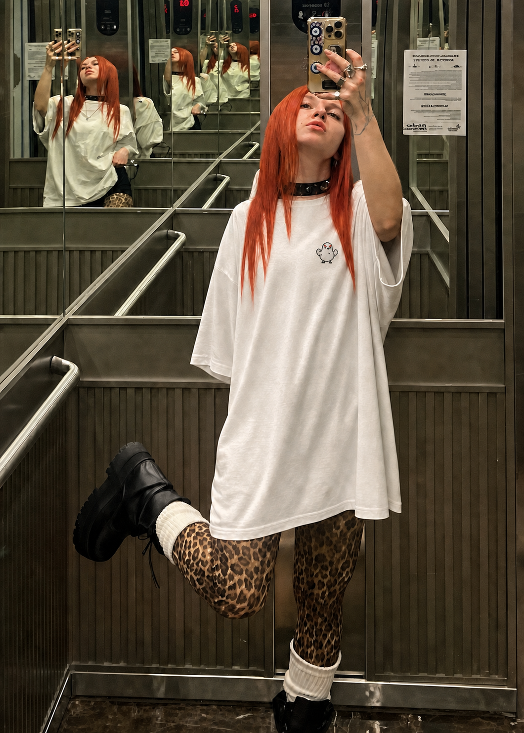 Modelo con camiseta blanca oversize Awebo